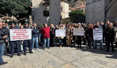 Protest zaposlenih u Op&scaron;tini Kotor: "Budžet pun, plata nema, do kada"