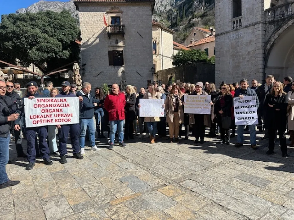 Protest zaposlenih u Op&scaron;tini Kotor: "Budžet pun, plata nema, do kada"