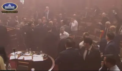 (VIDEO) Incident u Skup&scaron;tini Srbije &ndash; guranje, baklje i dim u sali