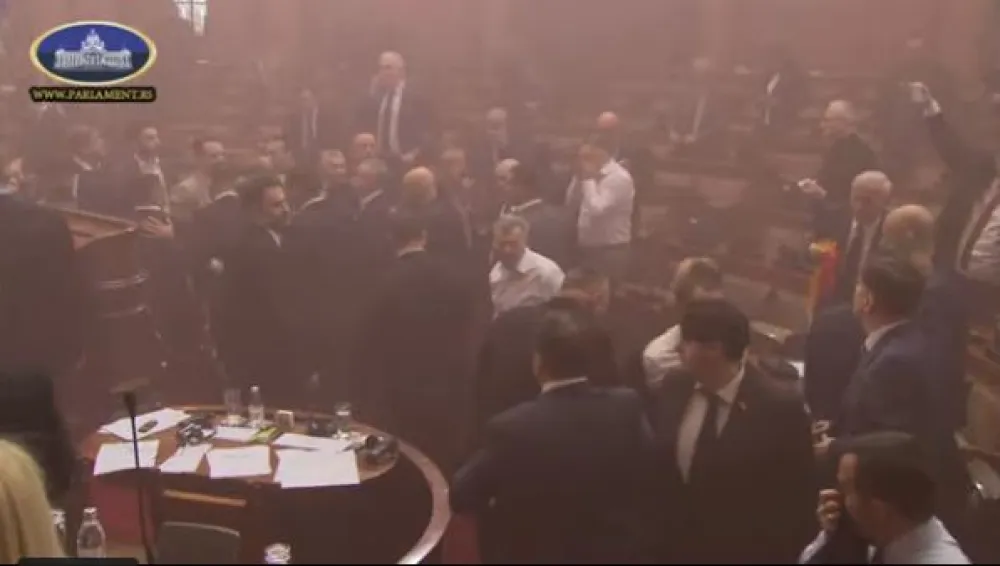 (VIDEO) Incident u Skup&scaron;tini Srbije &ndash; guranje, baklje i dim u sali