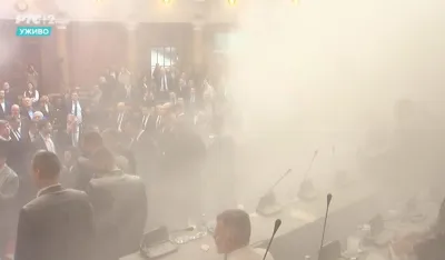 Novi incidenti u Skup&scaron;tini Srbije: Povrijeđene tri poslanice, dimne bombe, lete jaja, aktiviran protivpožarni aparat