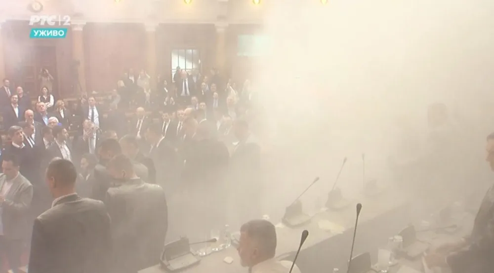 Novi incidenti u Skup&scaron;tini Srbije: Povrijeđene tri poslanice, dimne bombe, lete jaja, aktiviran protivpožarni aparat