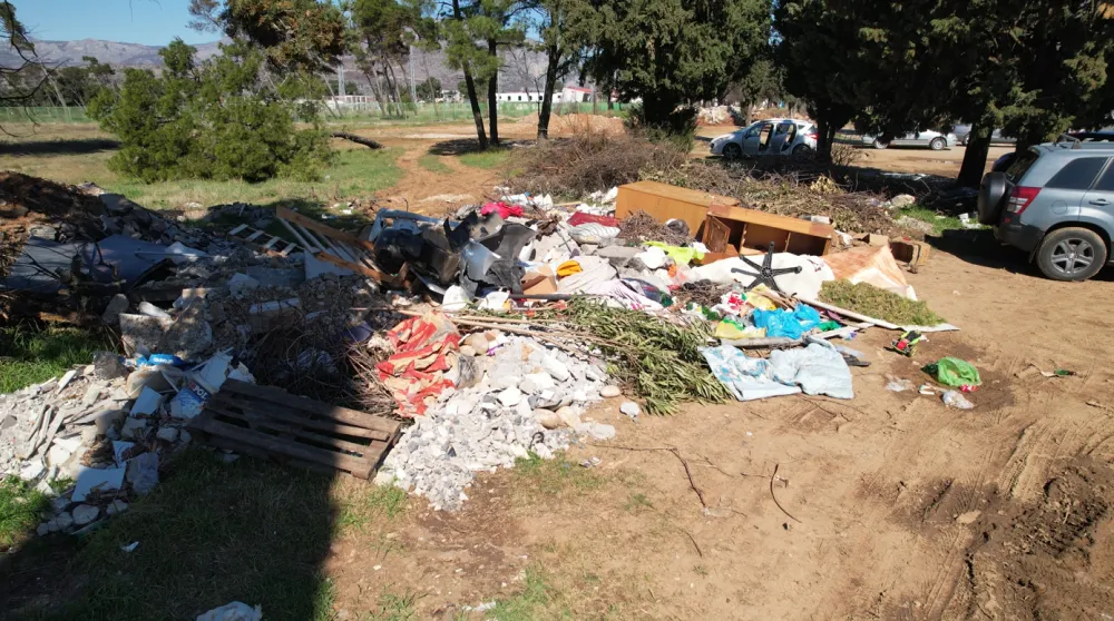 (VIDEO) U Orjenskoj ulici putari i mje&scaron;tani udruženo napravili brda smeća