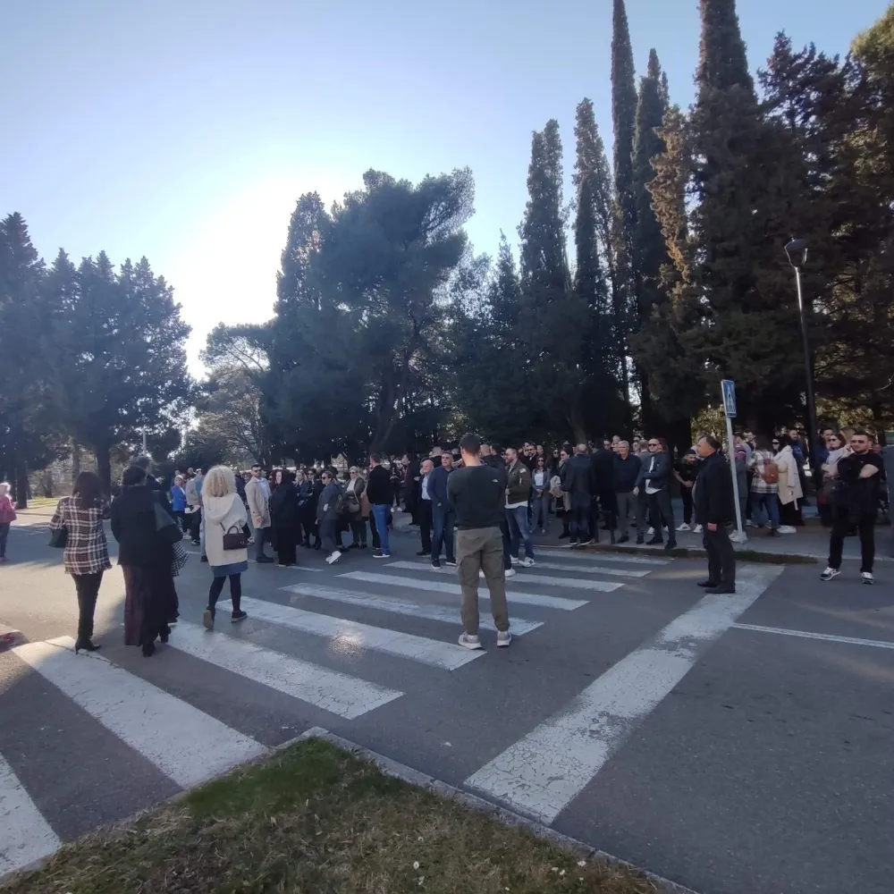 (FOTO/VIDEO) Protest Sindikata uprave i pravosuđa: "Tražimo smjenu ministarke Ni&scaron;ić i pravo na dostojanstven život"