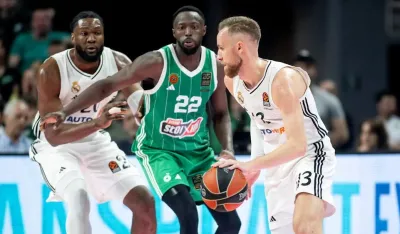 Са меча из Атине