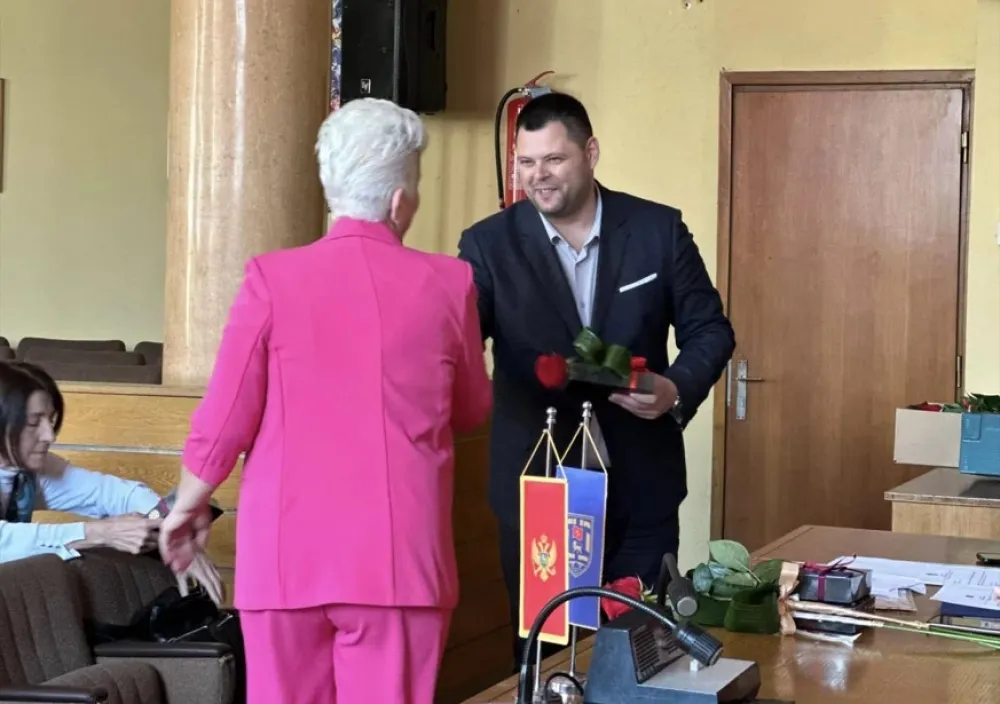 Damama iz Op&scaron;tine Nik&scaron;ić po 200 eura