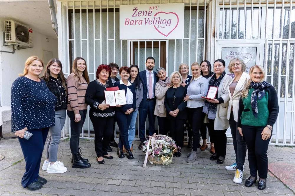 (VIDEO) Milatović odlikovao NVU &ldquo;Žene Bara&rdquo;: Rad Udruženja primjer iskrenog saosjećanja i nesebične brige za druge