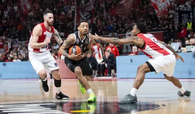 Са меча из Пиреја