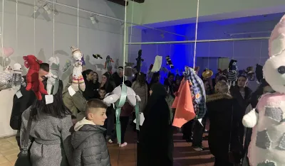 Izložba motivisana borbom protiv nasilja: Poruke o prijateljstvu i empatiji učenici izrazili lutkama