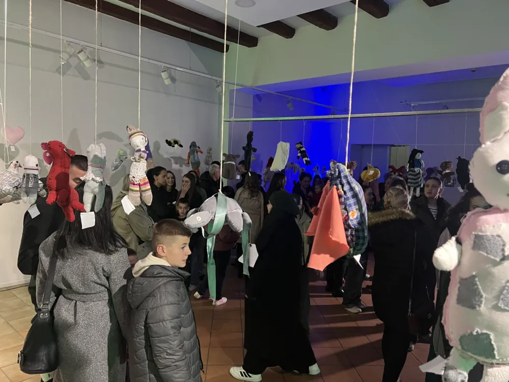 Izložba motivisana borbom protiv nasilja: Poruke o prijateljstvu i empatiji učenici izrazili lutkama