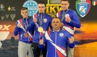 Osvajači medalja sa trenerom Mijom Krstićem
