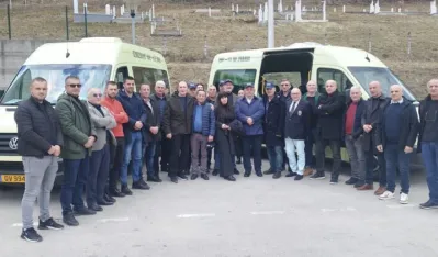 Udruženje Luksemburg &ndash; Crna Gora doniralo op&scaron;tini Petnjici dva minibusa: Pomoć u rje&scaron;evanju prevoza đak