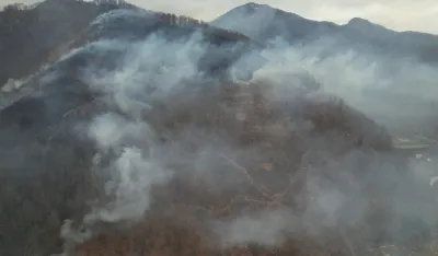 (FOTO/VIDEO) Gori iznad Jabuke, vikendice i kuće van opasnosti