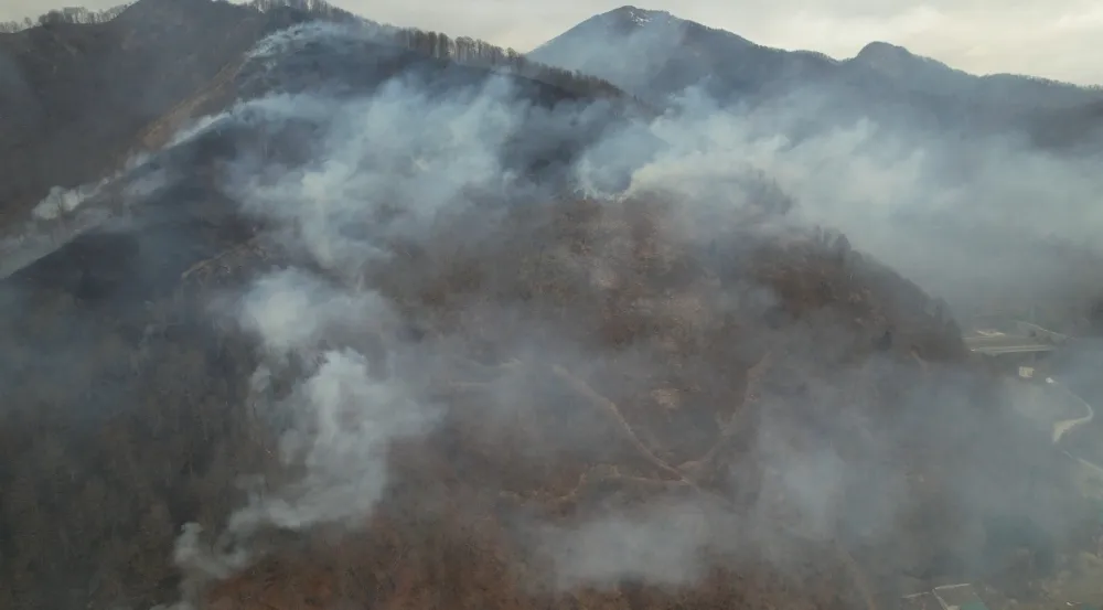 (FOTO/VIDEO) Gori iznad Jabuke, vikendice i kuće van opasnosti