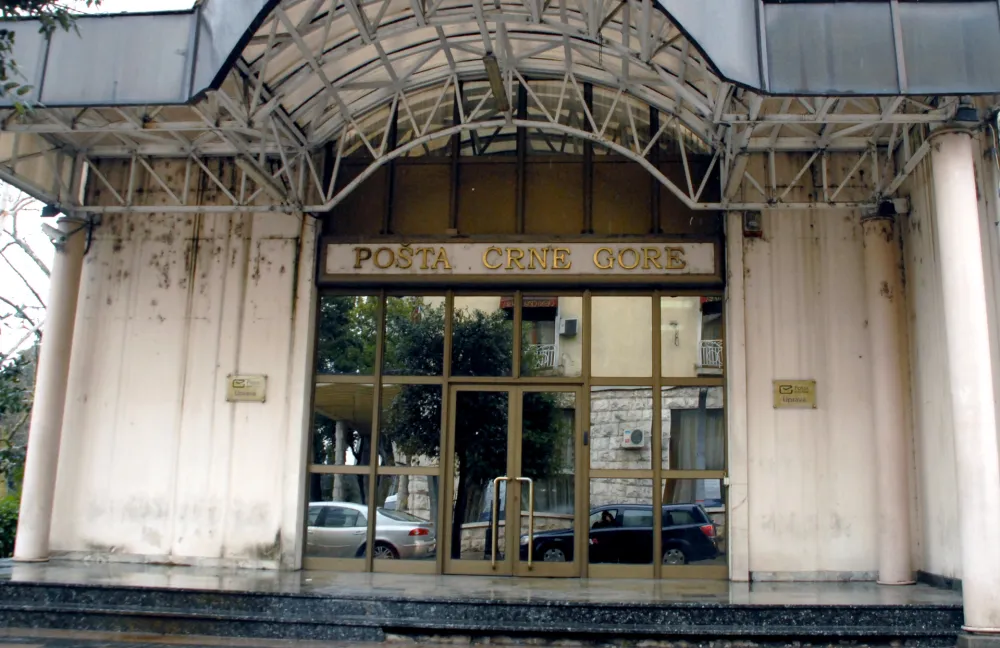 iljano plasirana smi&scaron;ljena manipulacija da je izrečena mjera povezana sa &scaron;trajkom, čime se želi relativizovati nezakonito raspolaganje sa sredstvima Po&scaron;te Crne Gore od strane nekada&scaron;njeg po&scaron;tara &ndash; dostavljača Jugoslava Markovića - ističu u saop&scaron;tenju.
