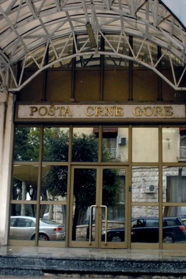 iljano plasirana smi&scaron;ljena manipulacija da je izrečena mjera povezana sa &scaron;trajkom, čime se želi relativizovati nezakonito raspolaganje sa sredstvima Po&scaron;te Crne Gore od strane nekada&scaron;njeg po&scaron;tara &ndash; dostavljača Jugoslava Markovića - ističu u saop&scaron;tenju.