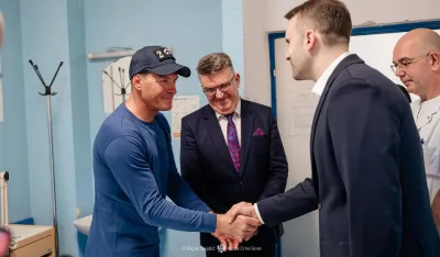 Milojko Spajić u posjeti Ivici Kosteliću u barskoj bolnici