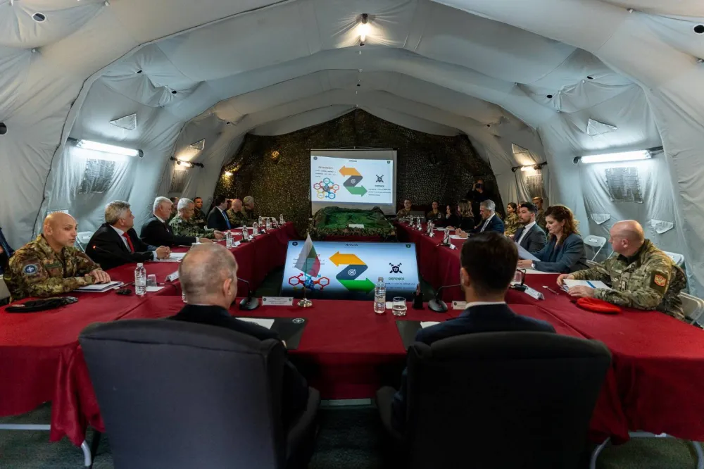  U okviru zvanične posjete Republici Bugarskoj, predsjednik Crne Gore Jakov Milatović, zajedno sa predsjednikom Bugarske Rumenom Radevom, obi&scaron;ao je crnogorske vojnike u NATO bazi &bdquo;Novo Selo&ldquo;, gdje 42 pripadnika Vojske Crne Gore služe u sastavu multinacionalne borbene grupe pod komandom Italije.