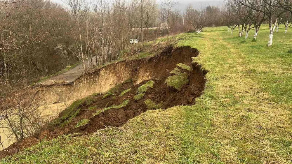Novi odron usporava sanaciju puta u Piperima:&nbsp;Klizi&scaron;te na Pričelju sve veće, obru&scaron;ava se imanje