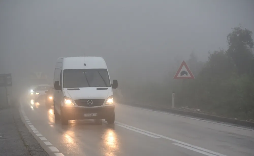 Putevi mokri, mjestimično smanjena vidljivost