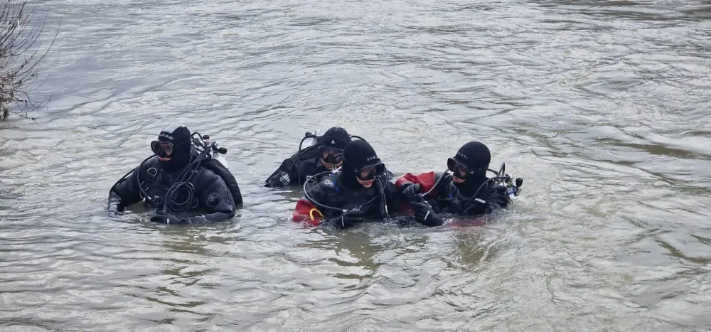 Potraga za majkom i djetetom nastavlja se sjutra: Mutnu i nabujalu Moraču pretraživalo 10 ronilaca