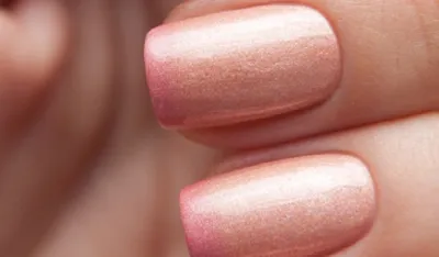 Breskva &scaron;ampanjac nokti su savr&scaron;en prolećni manikir