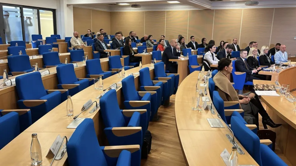 Na vanrednoj sjednici Skup&scaron;tine Glavnog grada dvije odbornice PES-a i Demokrata falile za kvorum