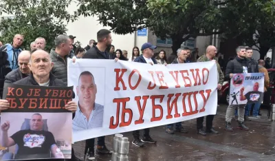 (VIDEO/FOTO) Protest ispred Vi&scaron;eg suda: "Milatović posthumno da odlikuje Ljubi&scaron;u Mrdaka"