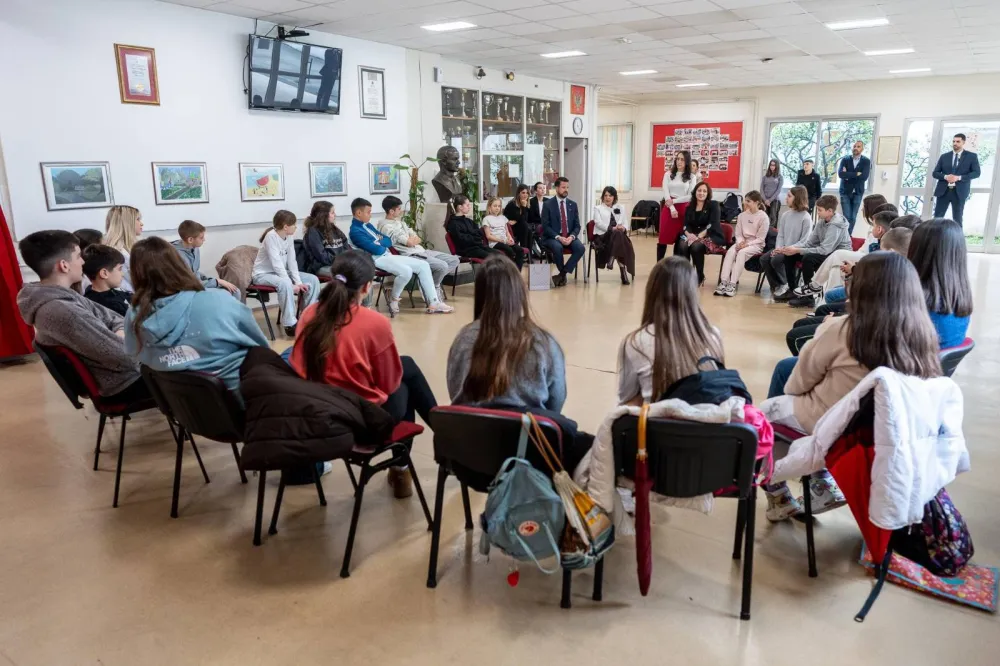 Milatović u posjeti O&Scaron;,,Radojica Perović&rdquo;: Obrazovanje je ključ uspjeha