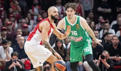 Са меча из Пиреја