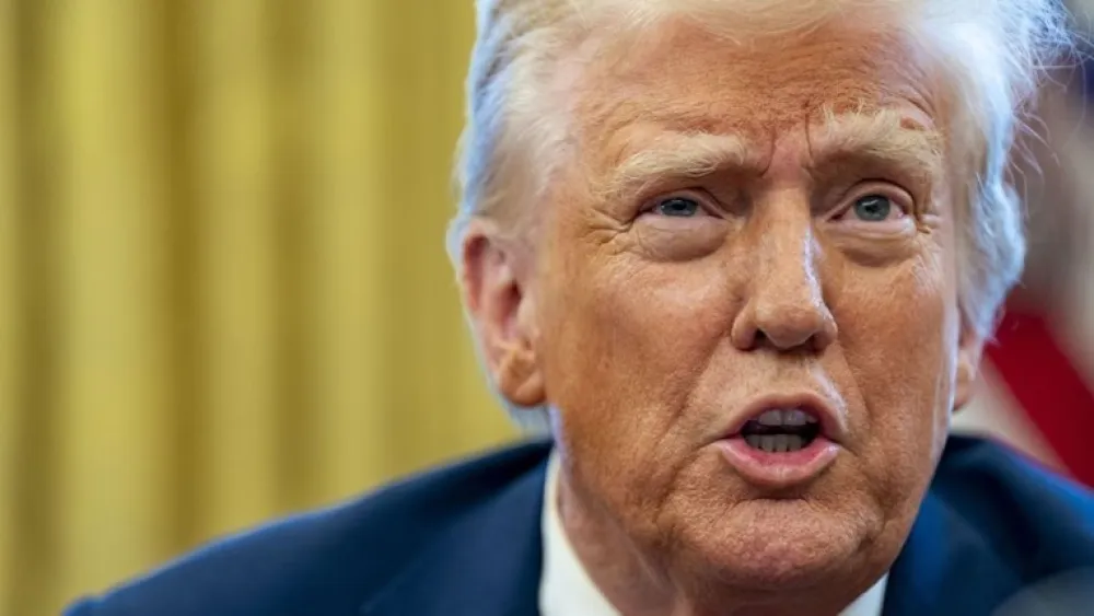 Tramp sveo na minimum vladinu agenciju koja vodi Glas Amerike