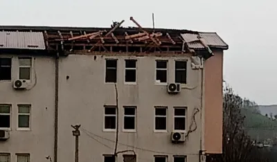 Nevrijeme na području bjelopoljske op&scaron;tine pričinilo &scaron;tetu: Vjetar nosio krovove, o&scaron;tetio fasade, uni&scaron;tio plastenike