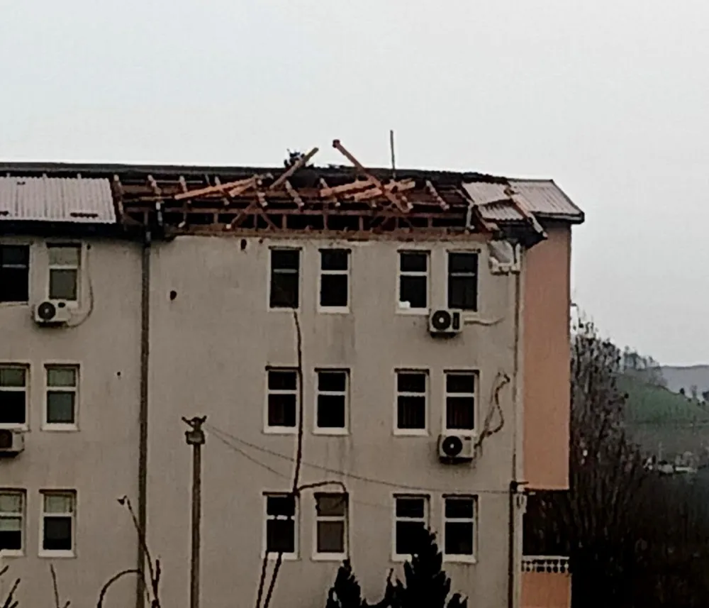 Nevrijeme na području bjelopoljske op&scaron;tine pričinilo &scaron;tetu: Vjetar nosio krovove, o&scaron;tetio fasade, uni&scaron;tio plastenike