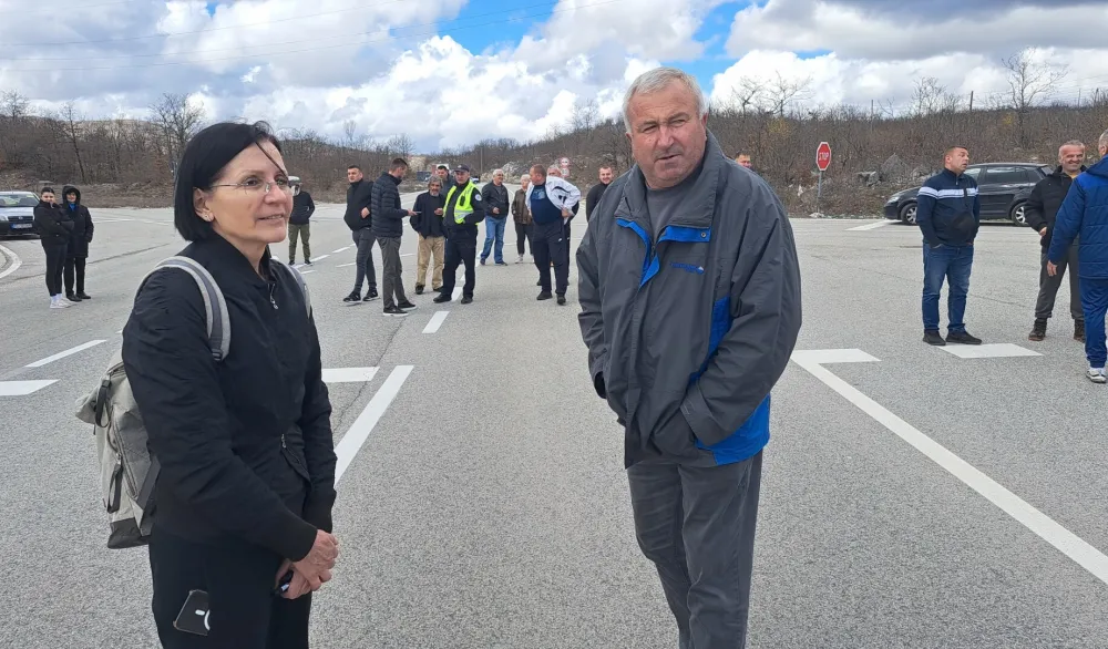 (VIDEO) Mje&scaron;tani sela Smrdu&scaron;a i Borak blokirali&nbsp;put Nik&scaron;ić &ndash; Vilusi: Stop za ambasadorku Slovenije i fudbalere Lje&scaron;kopolja