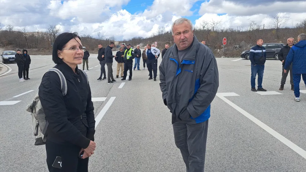 (VIDEO) Mje&scaron;tani sela Smrdu&scaron;a i Borak blokirali&nbsp;put Nik&scaron;ić &ndash; Vilusi: Stop za ambasadorku Slovenije i fudbalere Lje&scaron;kopolja