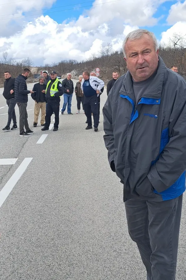 (VIDEO) Mje&scaron;tani sela Smrdu&scaron;a i Borak blokirali&nbsp;put Nik&scaron;ić &ndash; Vilusi: Stop za ambasadorku Slovenije i fudbalere Lje&scaron;kopolja