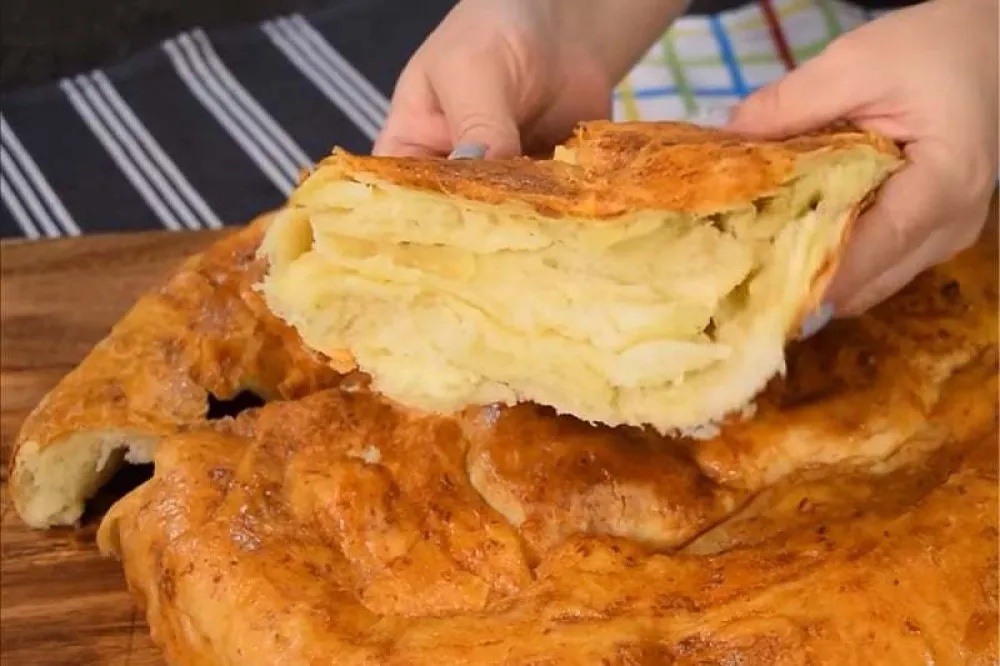 Najmek&scaron;e pecivo sa sirom: Isprobajte recept za lisnatu pogaču&nbsp;