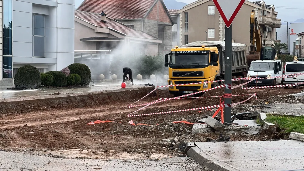 (VIDEO) Kozaračka ulica veliko nebezbjedno gradili&scaron;te: Oko rupa trake, &scaron;ahte zatvorene stiroporom