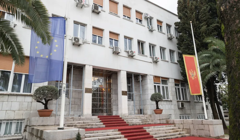 Zastave ispred Skup&scaron;tine spu&scaron;tene na pola koplja zbog tragedije u Kočanima