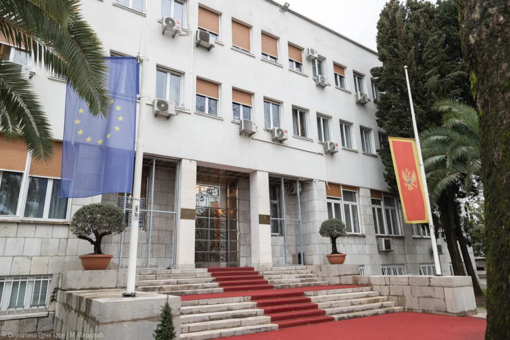 Zastave ispred Skup&scaron;tine spu&scaron;tene na pola koplja zbog tragedije u Kočanima