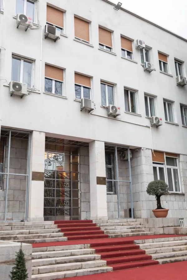 Zastave ispred Skup&scaron;tine spu&scaron;tene na pola koplja zbog tragedije u Kočanima
