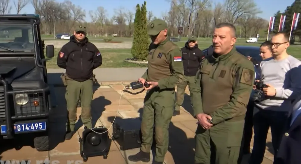 Dačić javno pokazao i isprobao zvučne uređaje koje koristi MUP