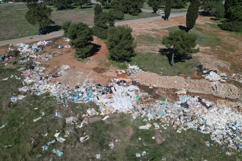 (VIDEO) Prostor kod Kamionske pravo ruglo: Deponija građevinskog otpada opkolila pijacu