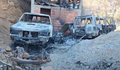 (VIDEO)U Rožajama uhap&scaron;eni krijumčari cigareta: Zapalili vozilo, napali službenike policije