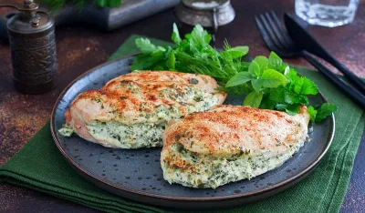 Pileći file punjen spanaćem i sirom