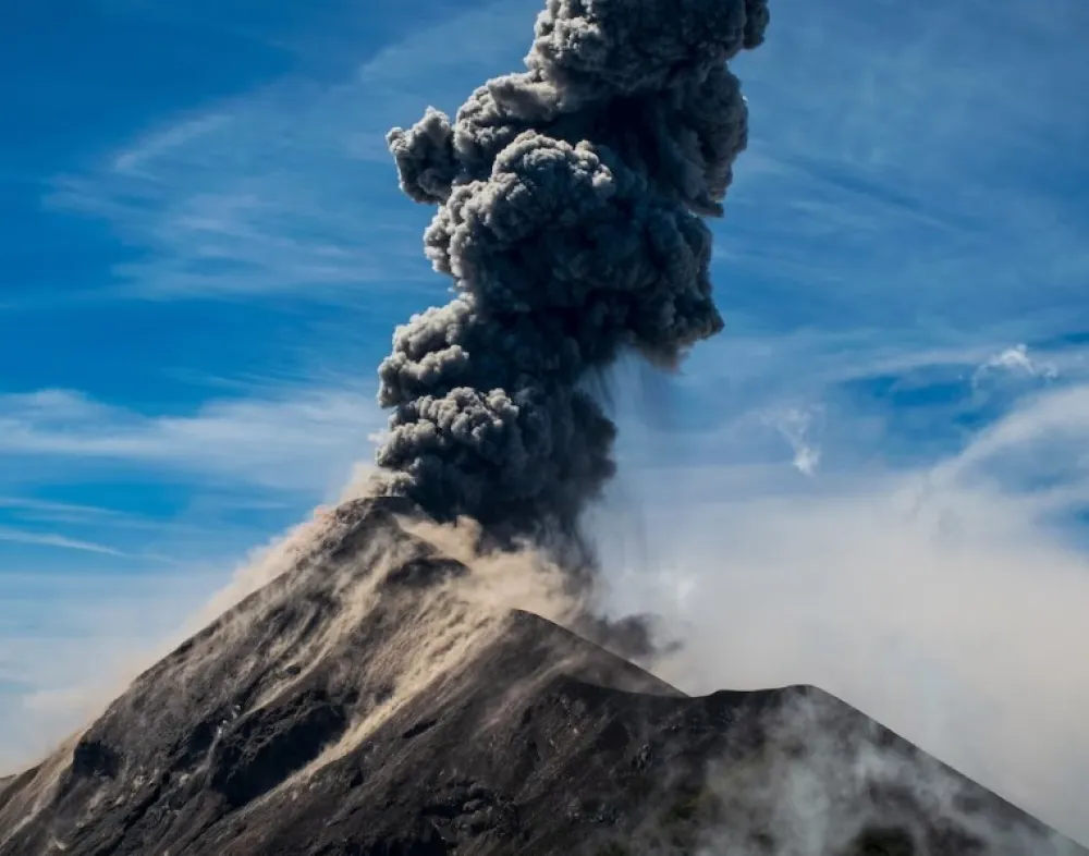 Erupcija indonežanskog vulkana Levotobi Laki-laki izbacila je oblake pepela vi&scaron;e od osam kilometara uvis, saop&scaron;tile su lokalne vlasti i podigle status upozorenja na najvi&scaron;i nivo.