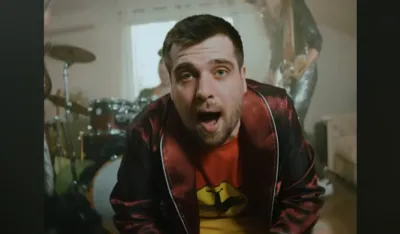 Highway bend - singl Kom&scaron;ija