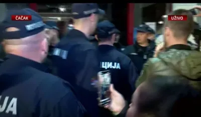 Neredi u Čačku: Demonstranti upali u zgradu op&scaron;tine
