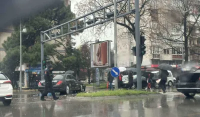 (FOTO) Udes u Podgorici, o&scaron;tećeno službeno vozilo iz pratnje premijera