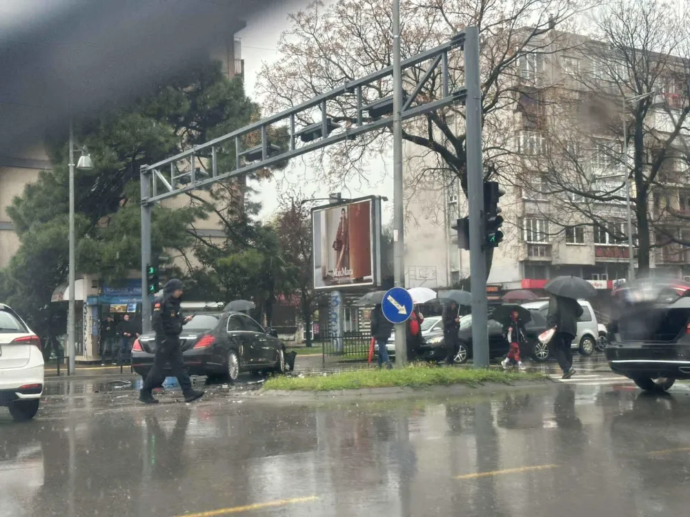 (FOTO) Udes u Podgorici, o&scaron;tećeno službeno vozilo iz pratnje premijera